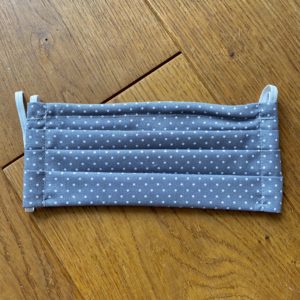 <span lang ="de">Schutzmaske grau gepunktet</span>