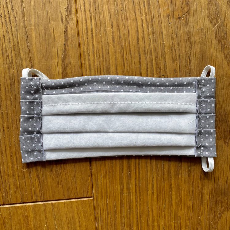 Schutzmaske grau gepunktet