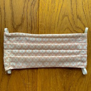 <span lang ="de">Schutzmaske – rosa Blümchen</span>