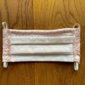 <span lang ="de">Schutzmaske – rosa Blümchen</span>